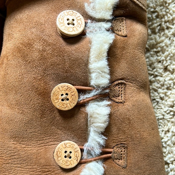 UGG Women's Bailey Button Triplet Winter Boot. Size 4.0. Chestnut - Picture 3 of 6
